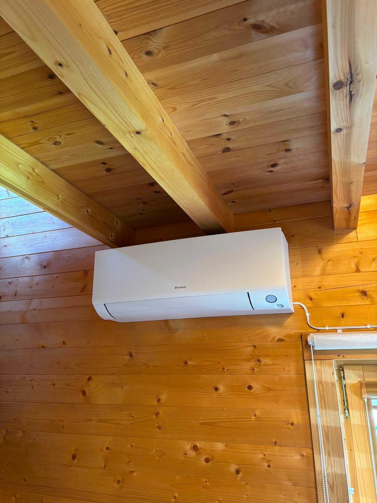 Daikin Perfera oras–oras šilumos siurblio montavimas rąstiniame name – Frostalis atliktas darbas