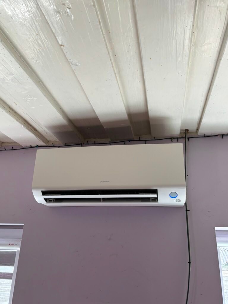 Daikin Nordic Perfera FTXTM30A vidinis blokas po šilumos siurblio montavimo Vilniuje