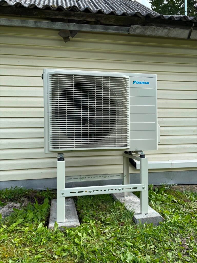 Daikin Nordic Perfera RXTM30A išorinio bloko montavimas ant stovo Vilniuje