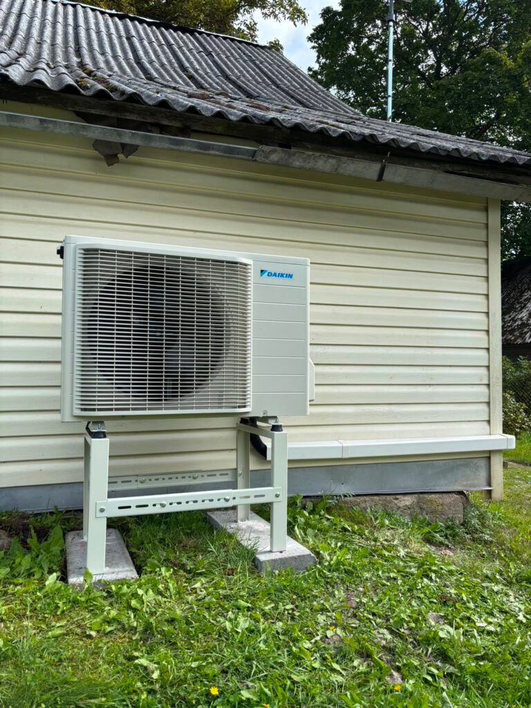 Vilniuje sumontuotas Daikin Nordic Perfera RXTM30A oras–oras šilumos siurblio išorinis blokas
