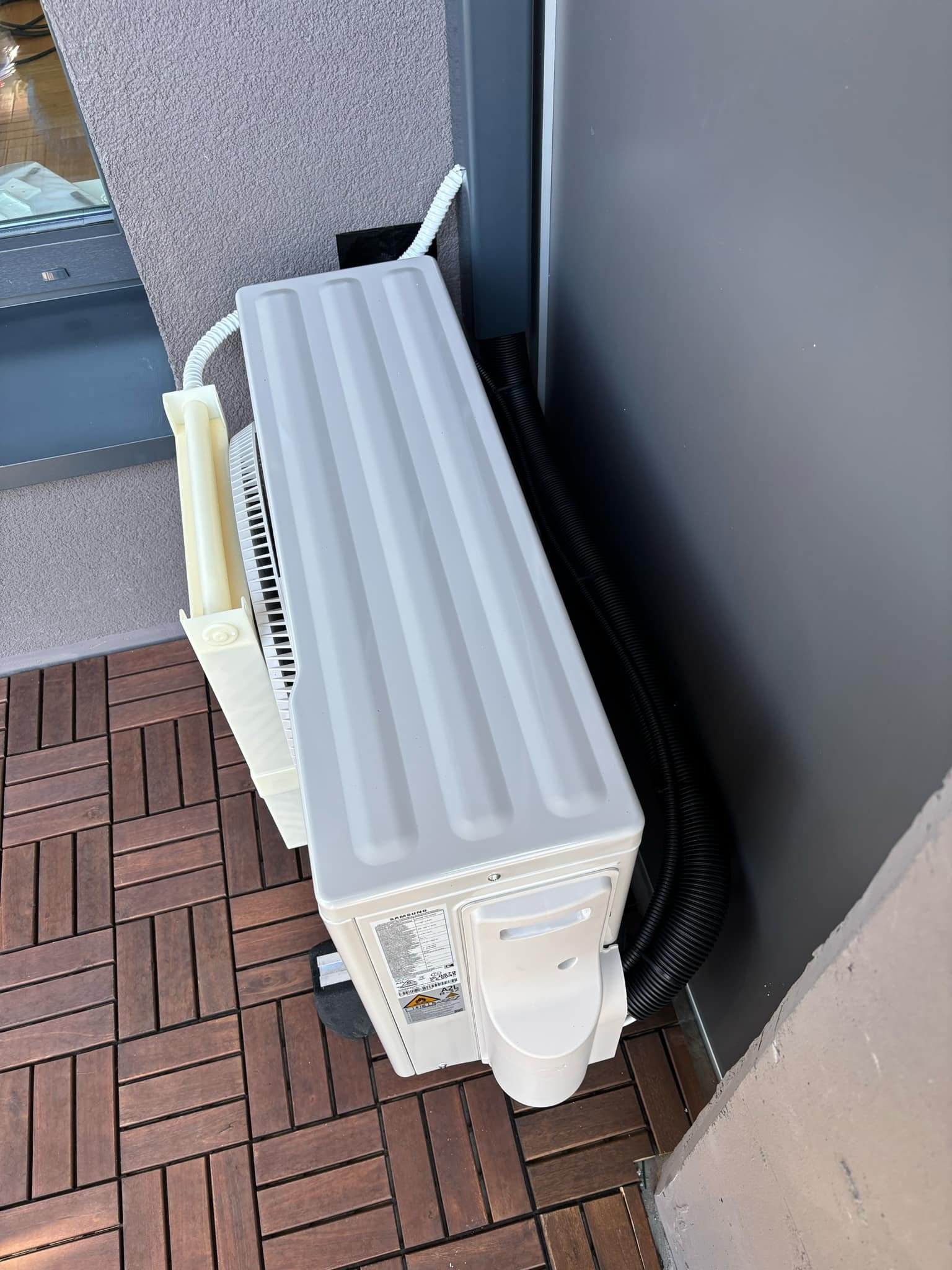 Samsung lauko blokas balkone ir prie Vapobox garintuvo prijungta kondensato žarnelė
