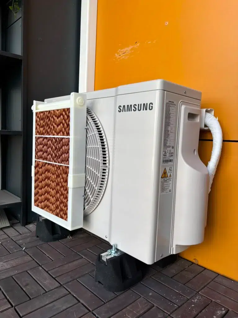 Samsung kondicionieriaus lauko blokas su VAPOBOX kondensato garintuvu balkone