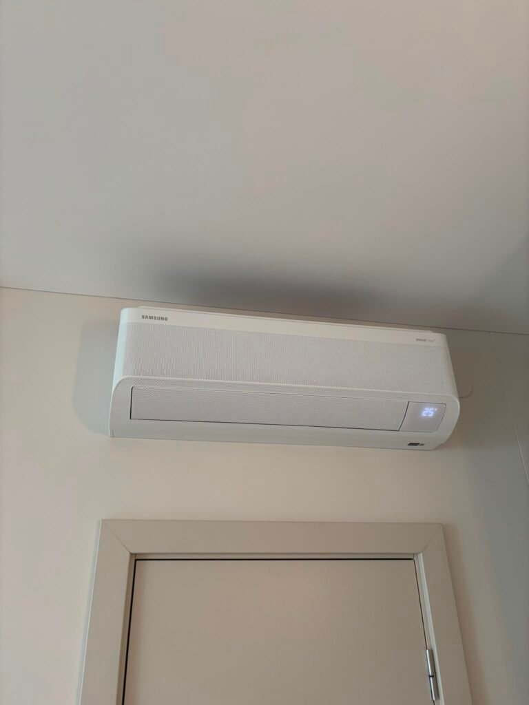 Samsung WindFree Comfort S2 vidinis blokas virš durų 45 m² bute Vilniuje
